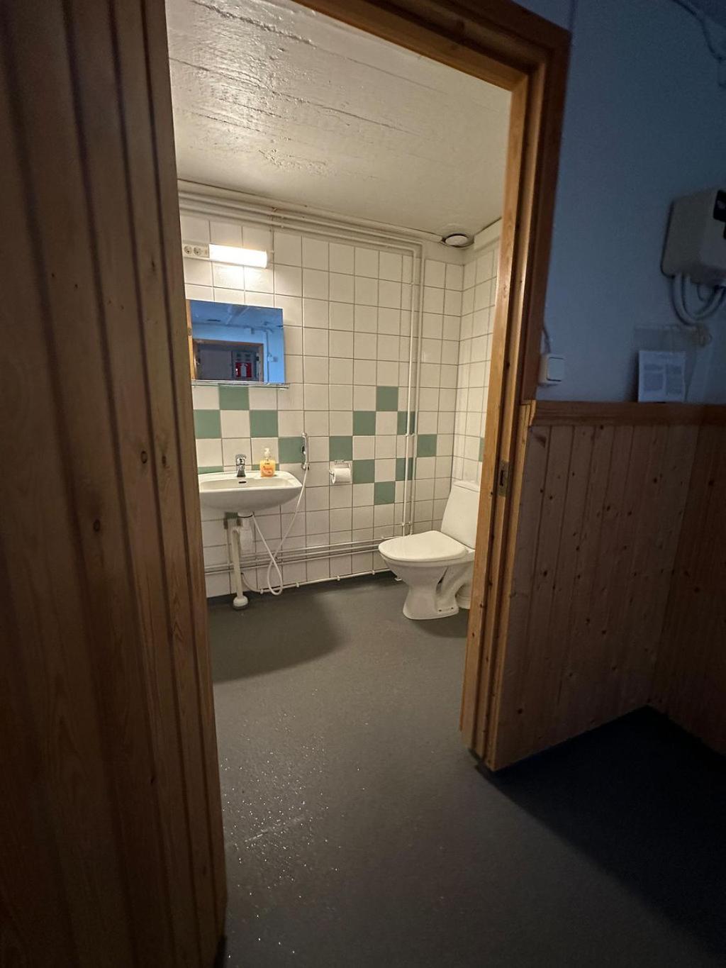 Lepopaikka Lokinpesä, Majoitus ja Camping