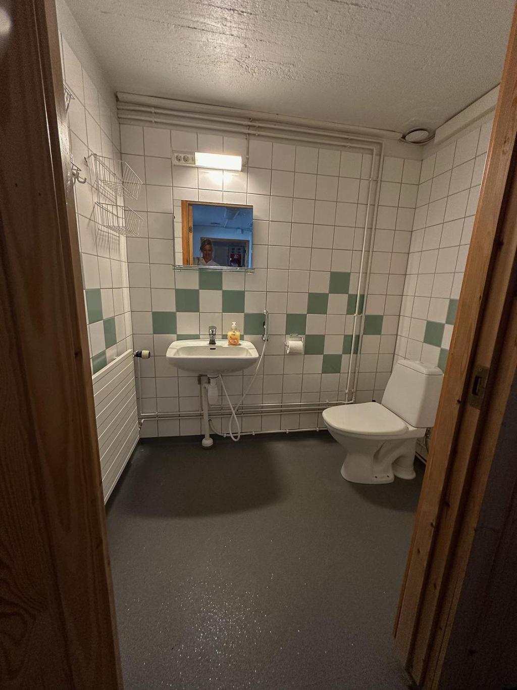 Lepopaikka Lokinpesä, Majoitus ja Camping