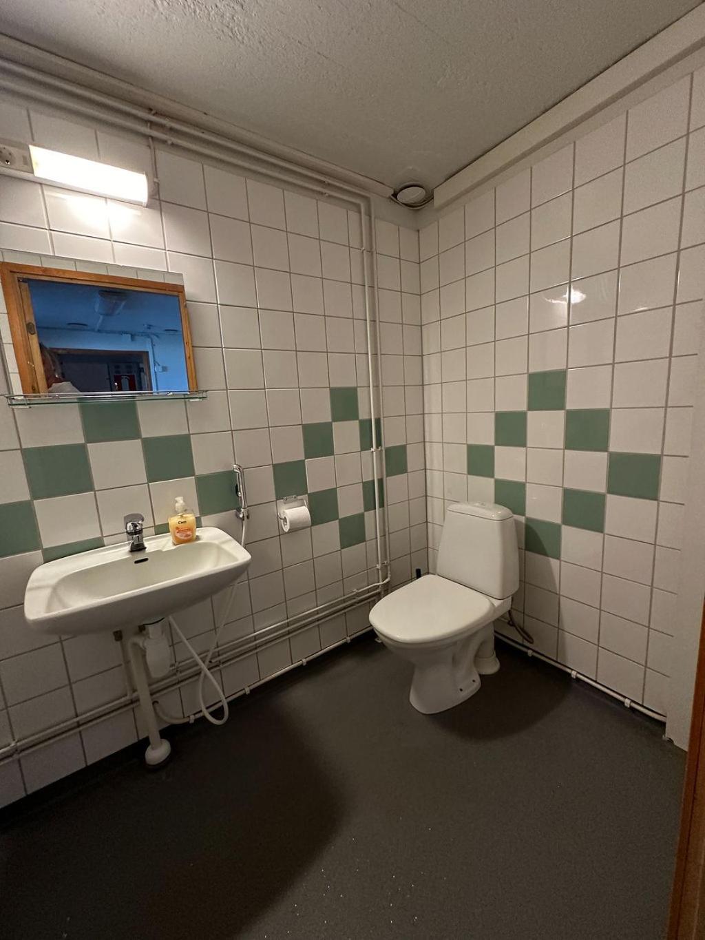 Lepopaikka Lokinpesä, Majoitus ja Camping