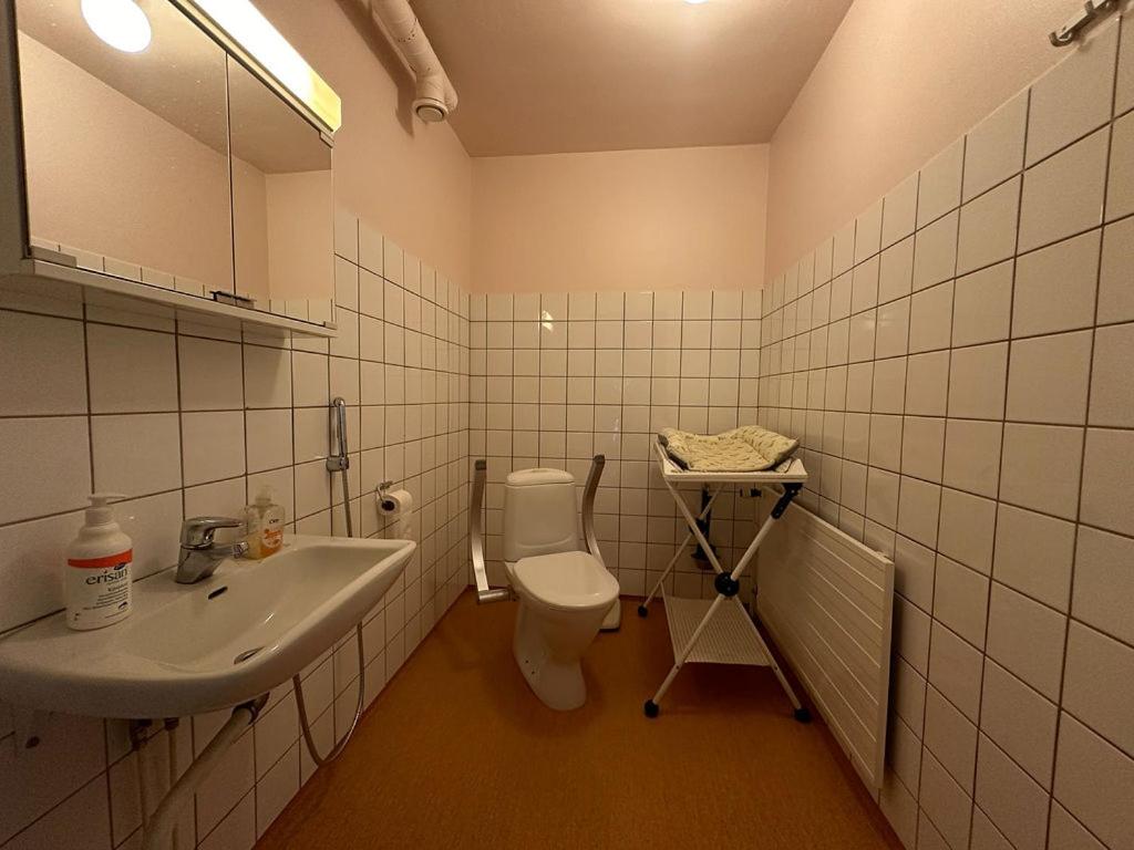 Lepopaikka Lokinpesä, Majoitus ja Camping
