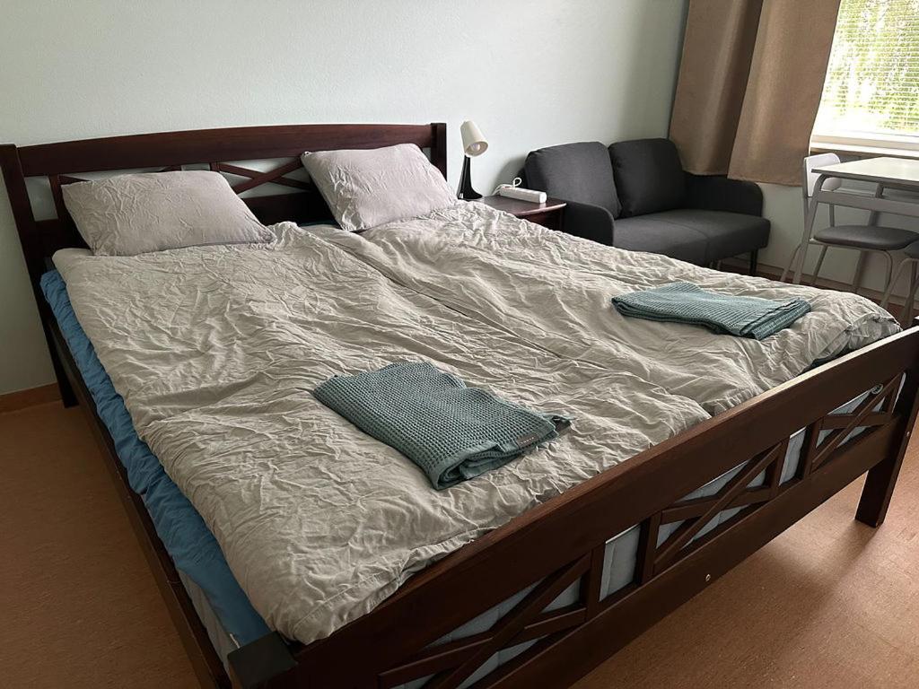 Lepopaikka Lokinpesä, Majoitus ja Camping