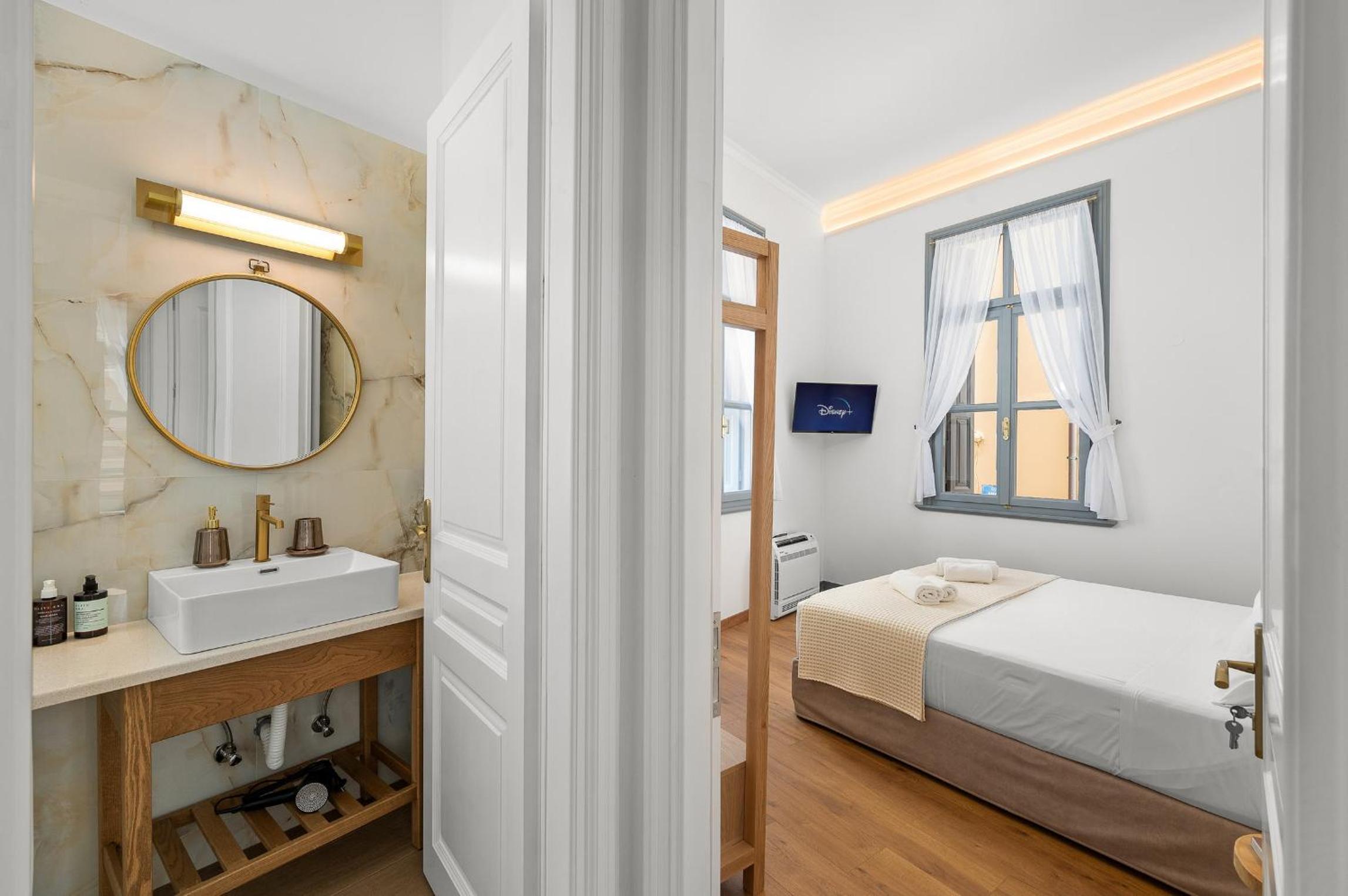 Handakos Luxury Suite by Hospi Living