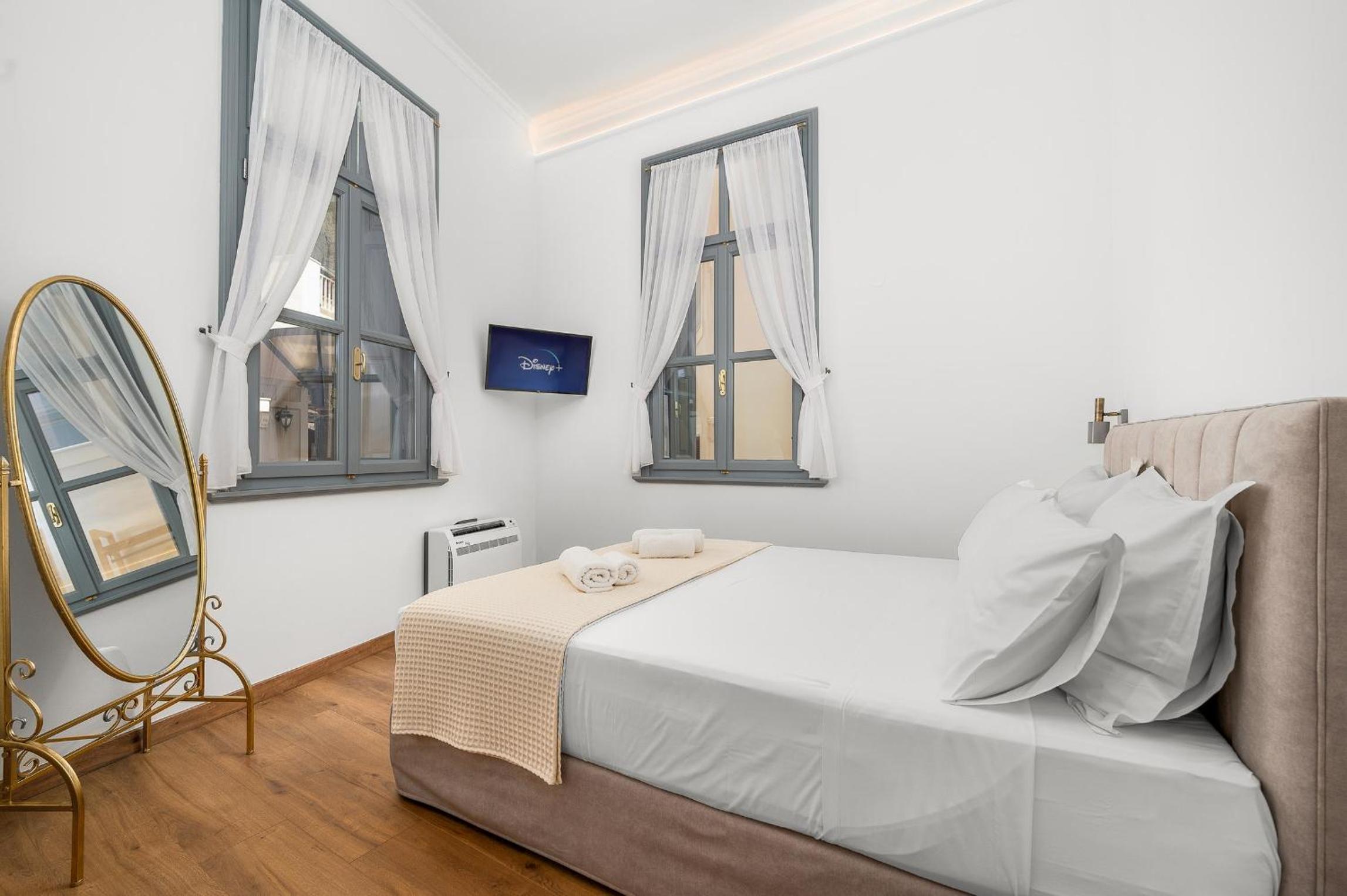 Handakos Luxury Suite by Hospi Living