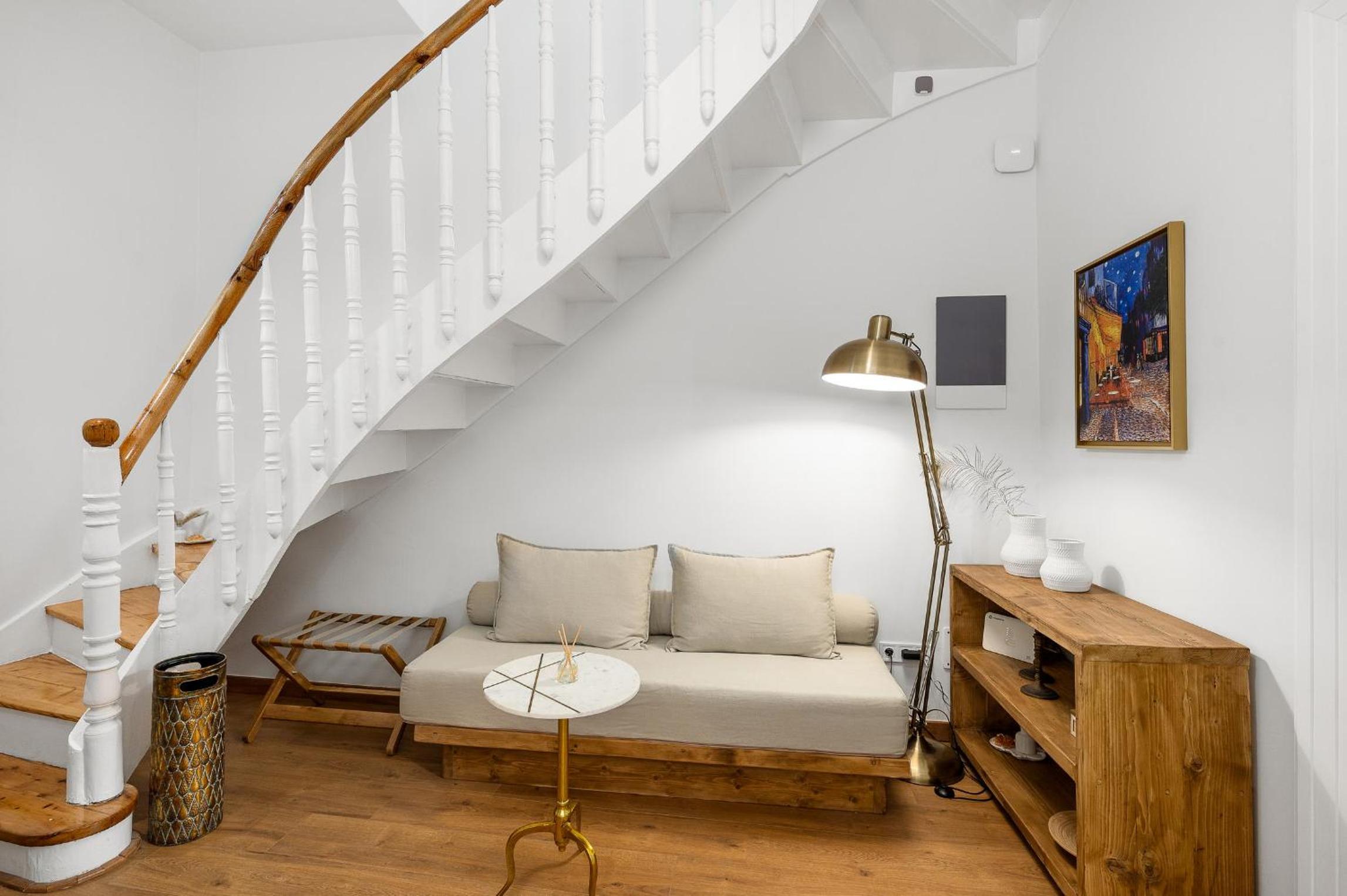 Handakos Luxury Suite by Hospi Living