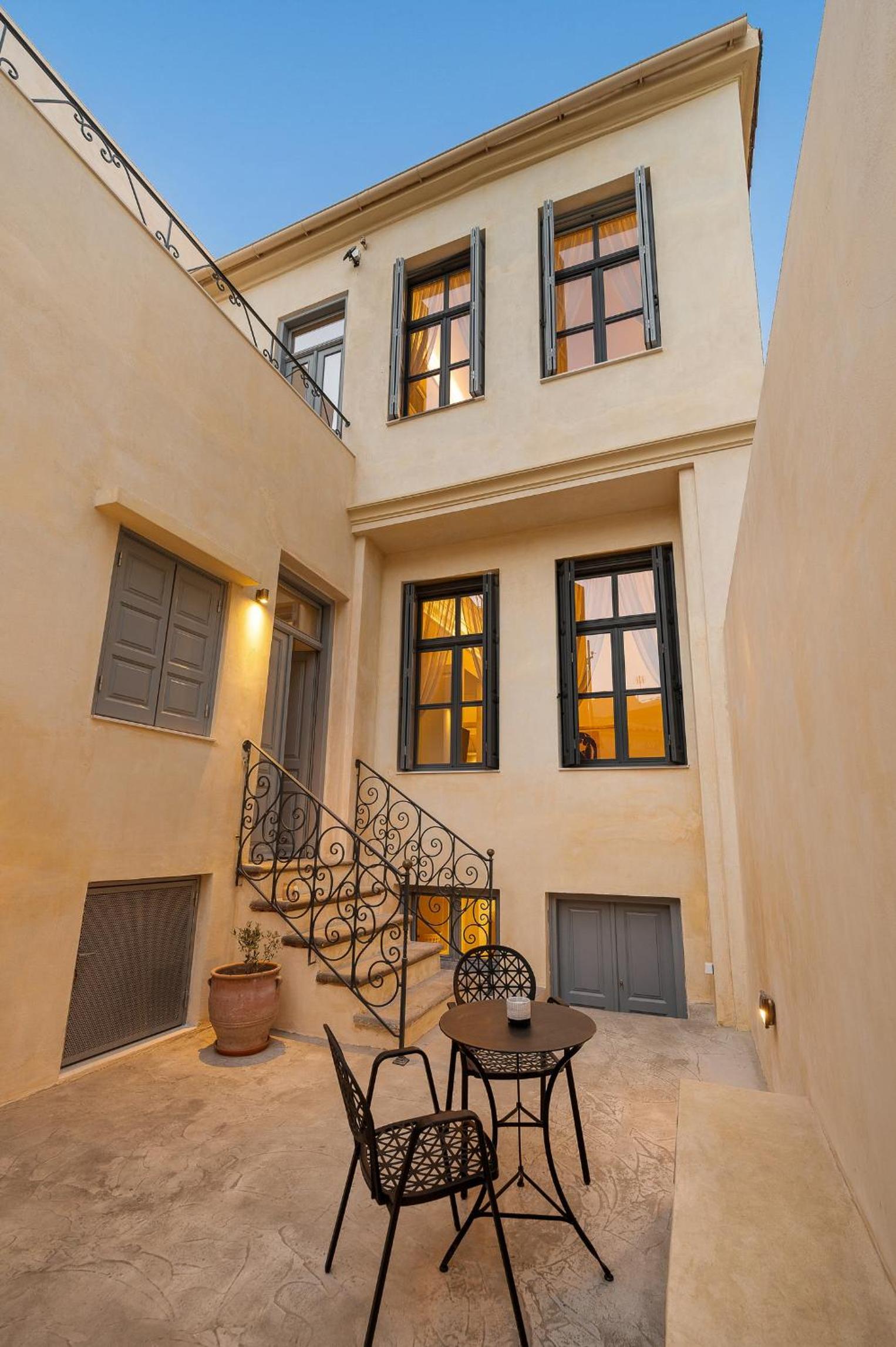 Handakos Luxury Suite by Hospi Living