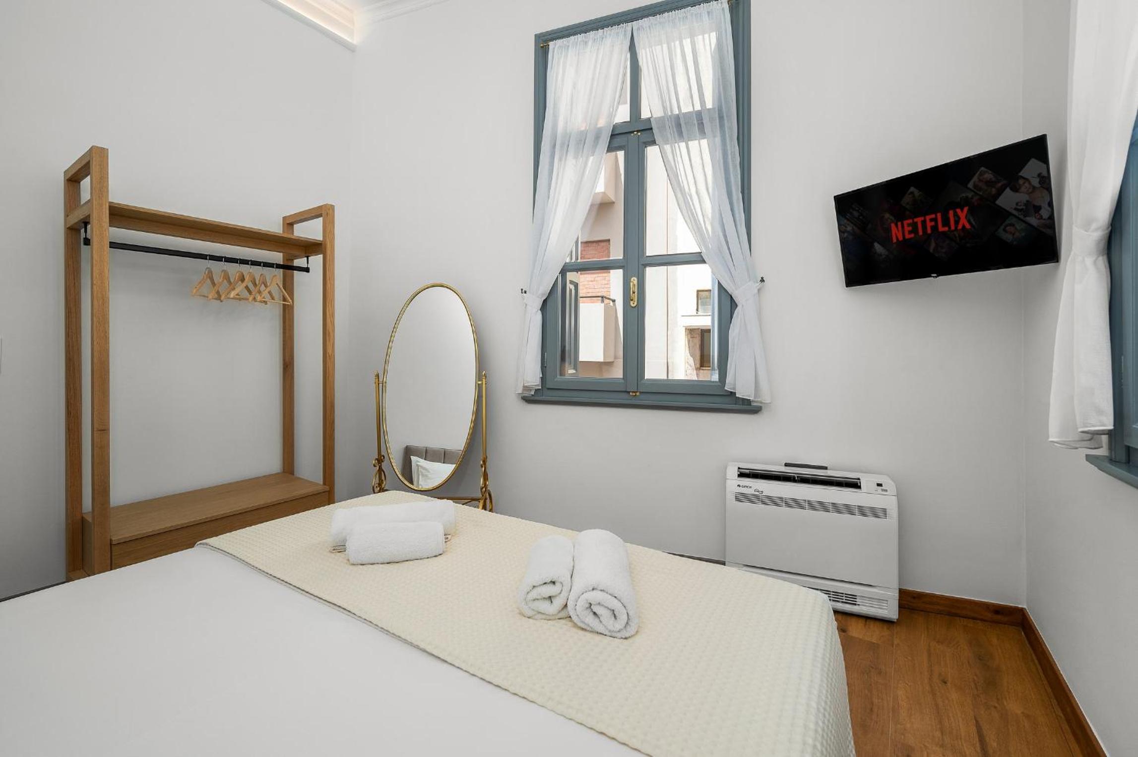 Handakos Luxury Suite by Hospi Living