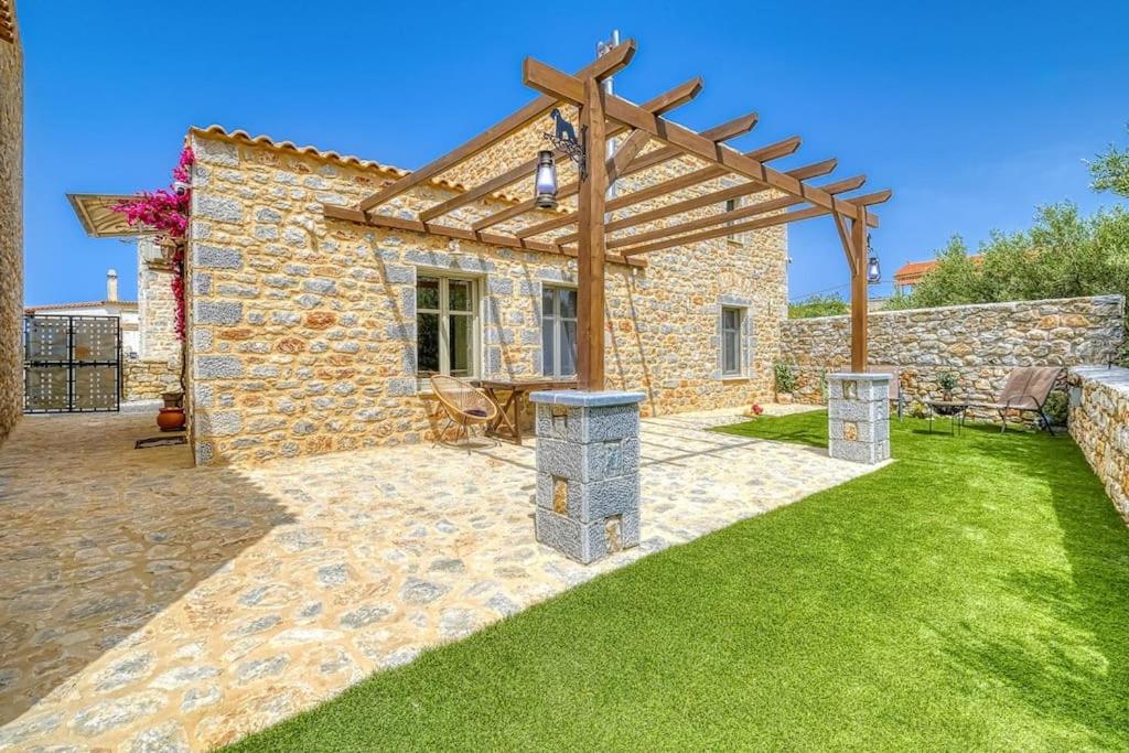 Crown House in Areopolis view 4