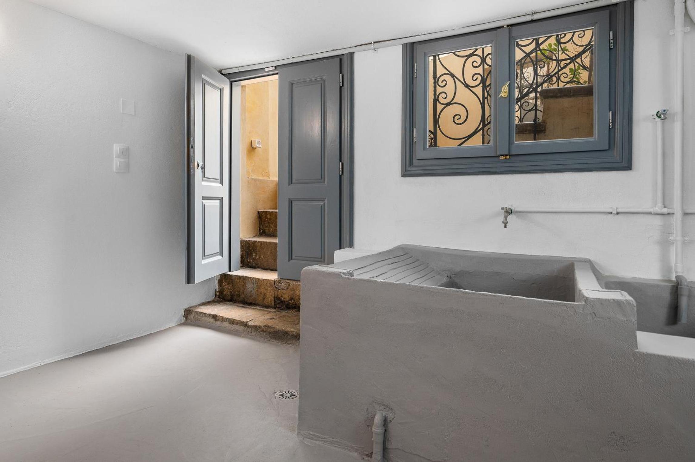 Handakos Luxury Suite by Hospi Living