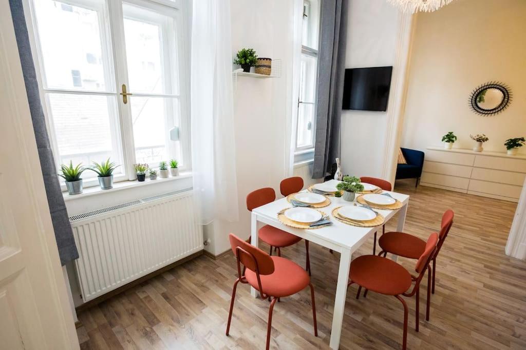 Opera Apartment Budapest with Three Bedroom w AC view 3