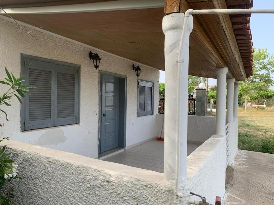 Charming Beachfront 2-bedroom house with AC