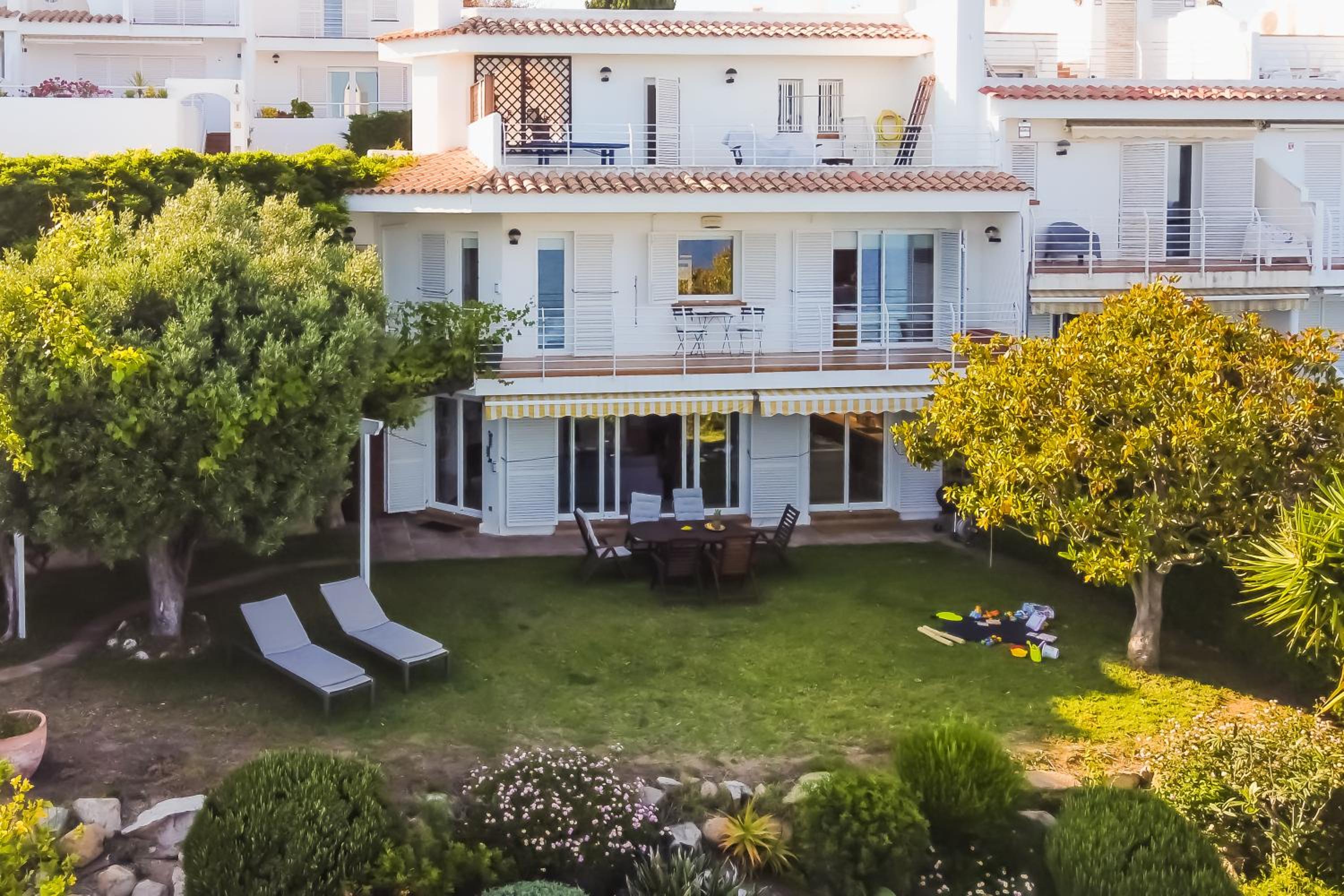Fantástica casa frente al mar con jardín privado