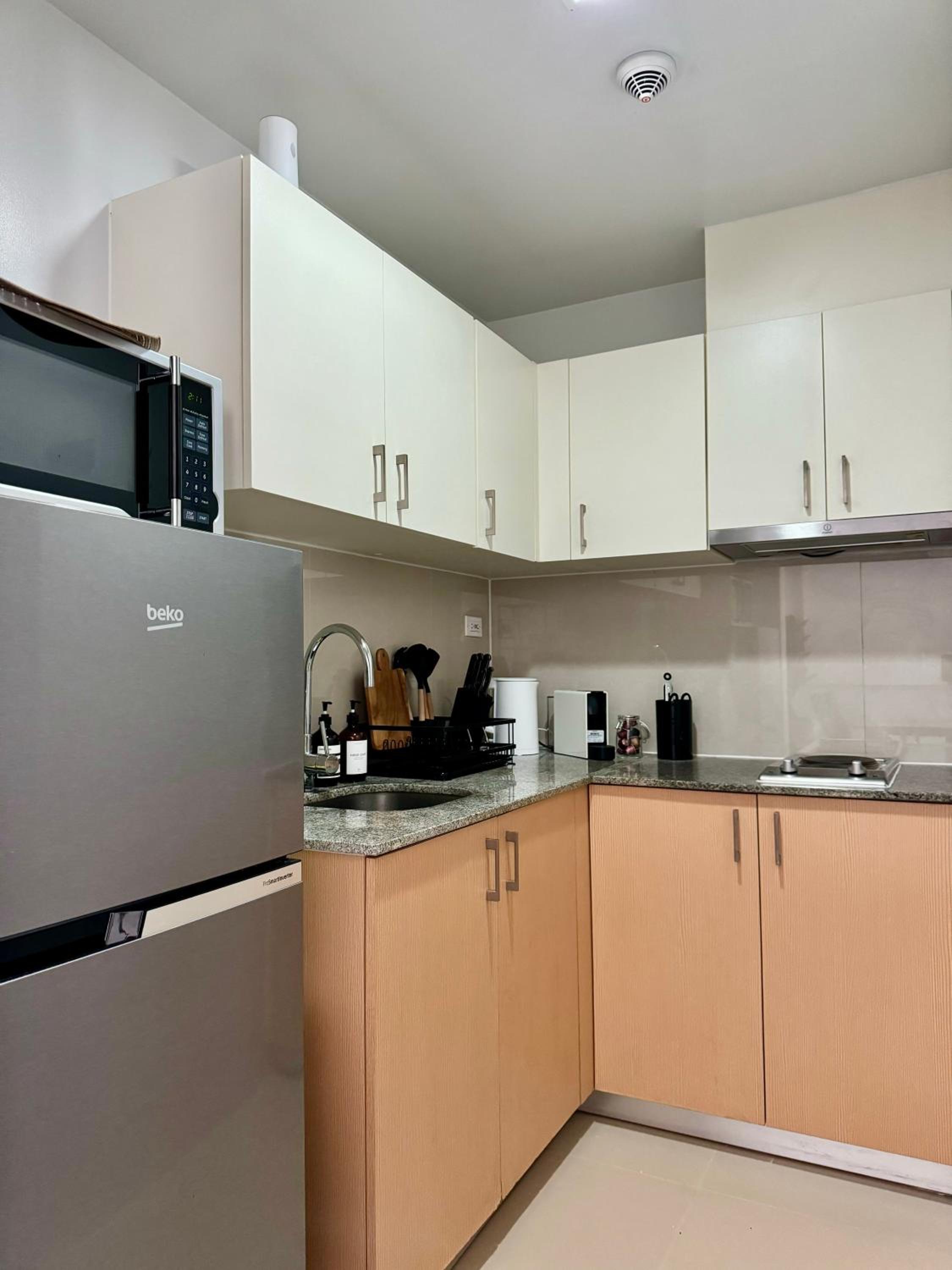 New Big Glass 1BR Makati Downtown view with 500Mbps WiFi & 65" TV Netflix view 5
