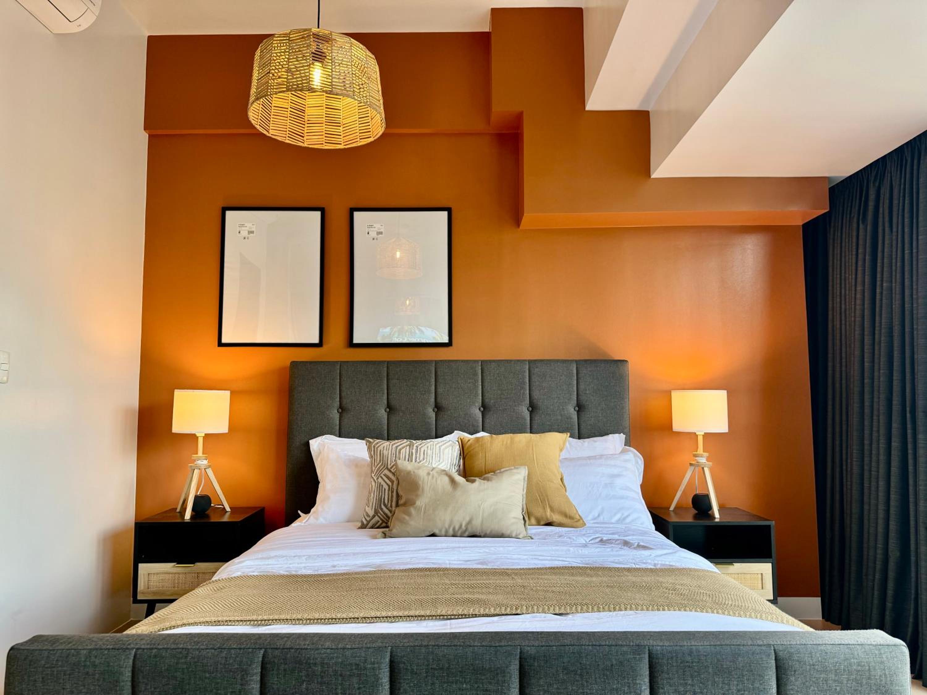 New Big Glass 1BR Makati Downtown view with 500Mbps WiFi & 65" TV Netflix view 3