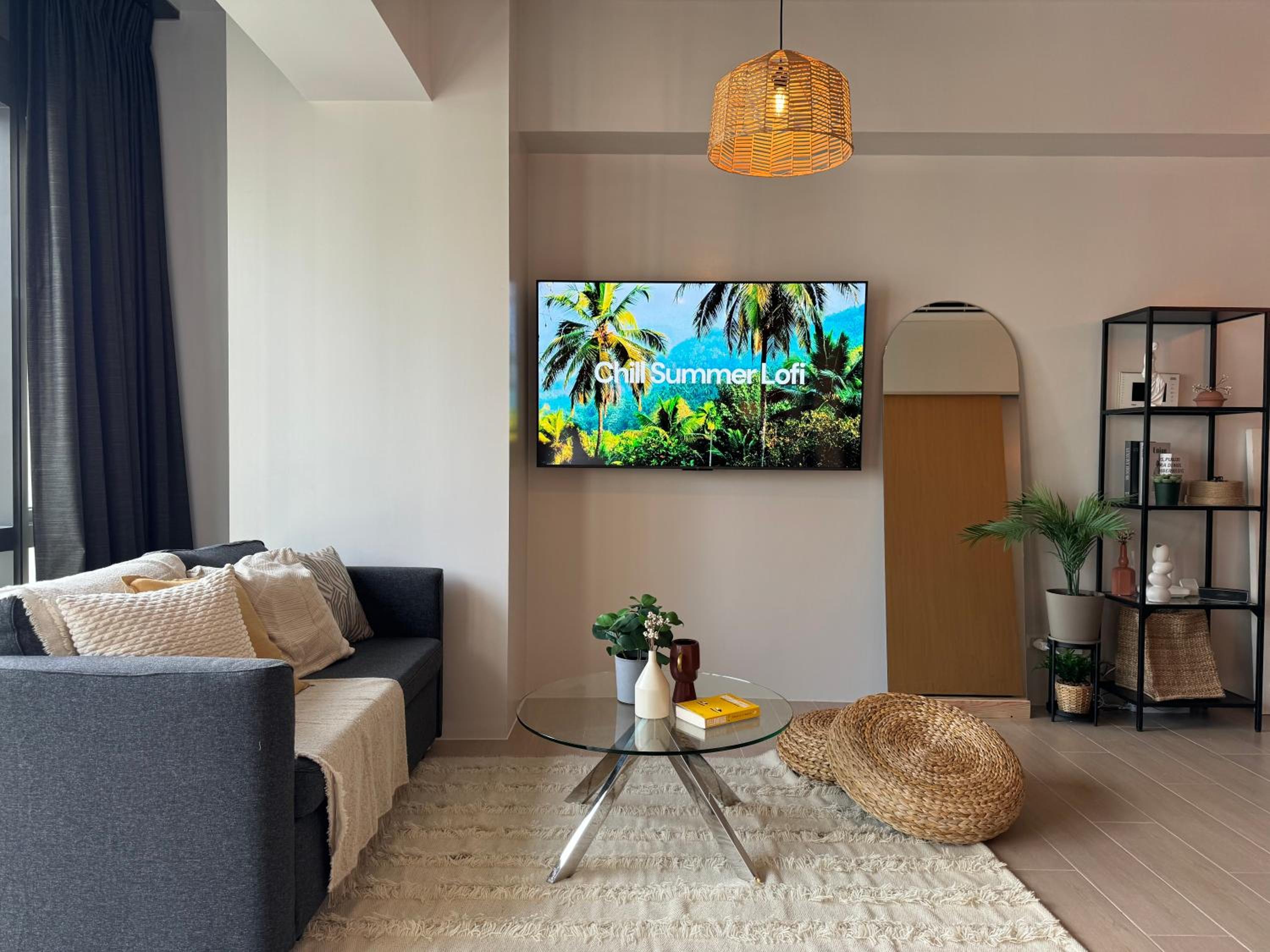 New Big Glass 1BR Makati Downtown view with 500Mbps WiFi & 65" TV Netflix view 2