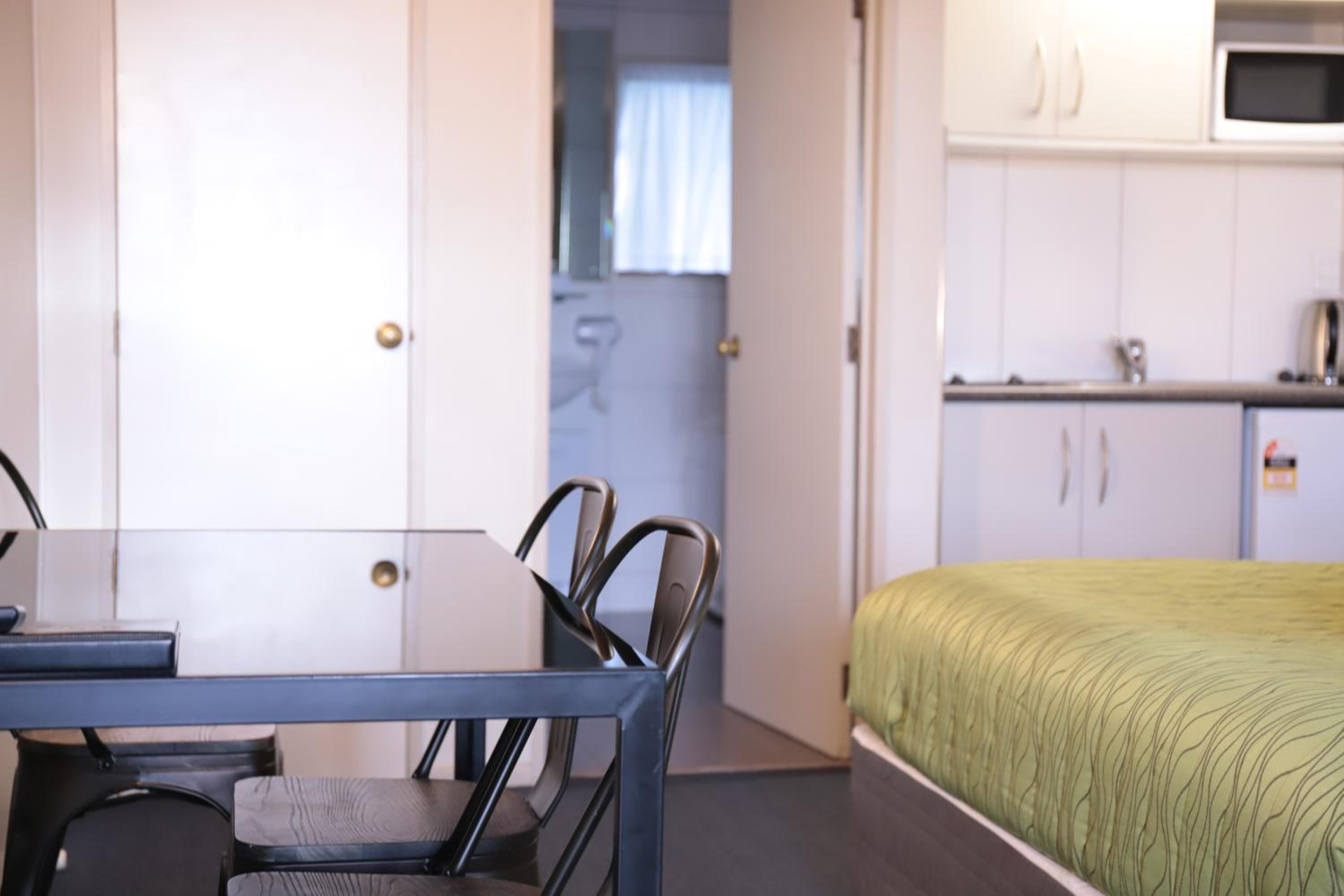 Airport Manor Inn - Image 2