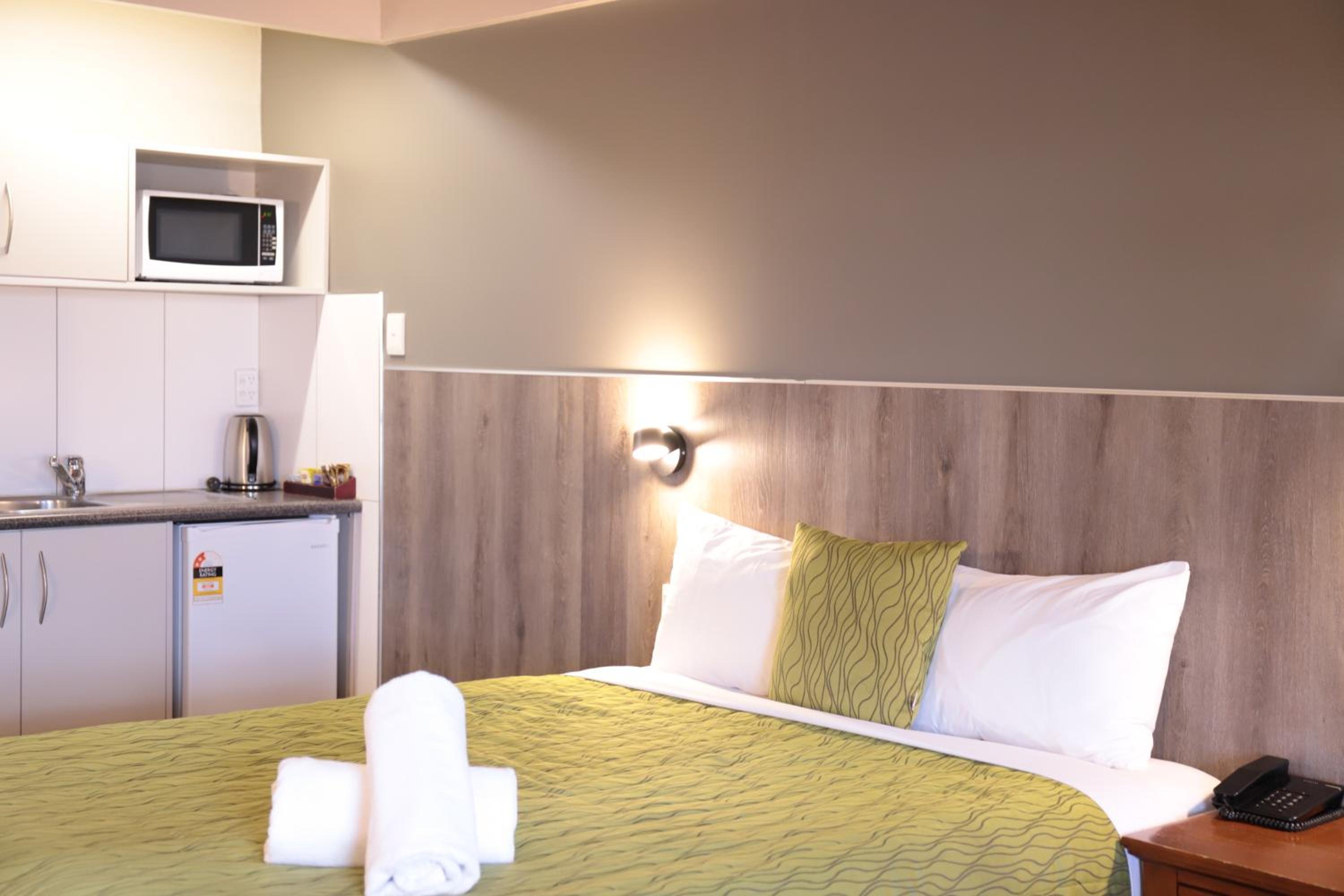 Airport Manor Inn