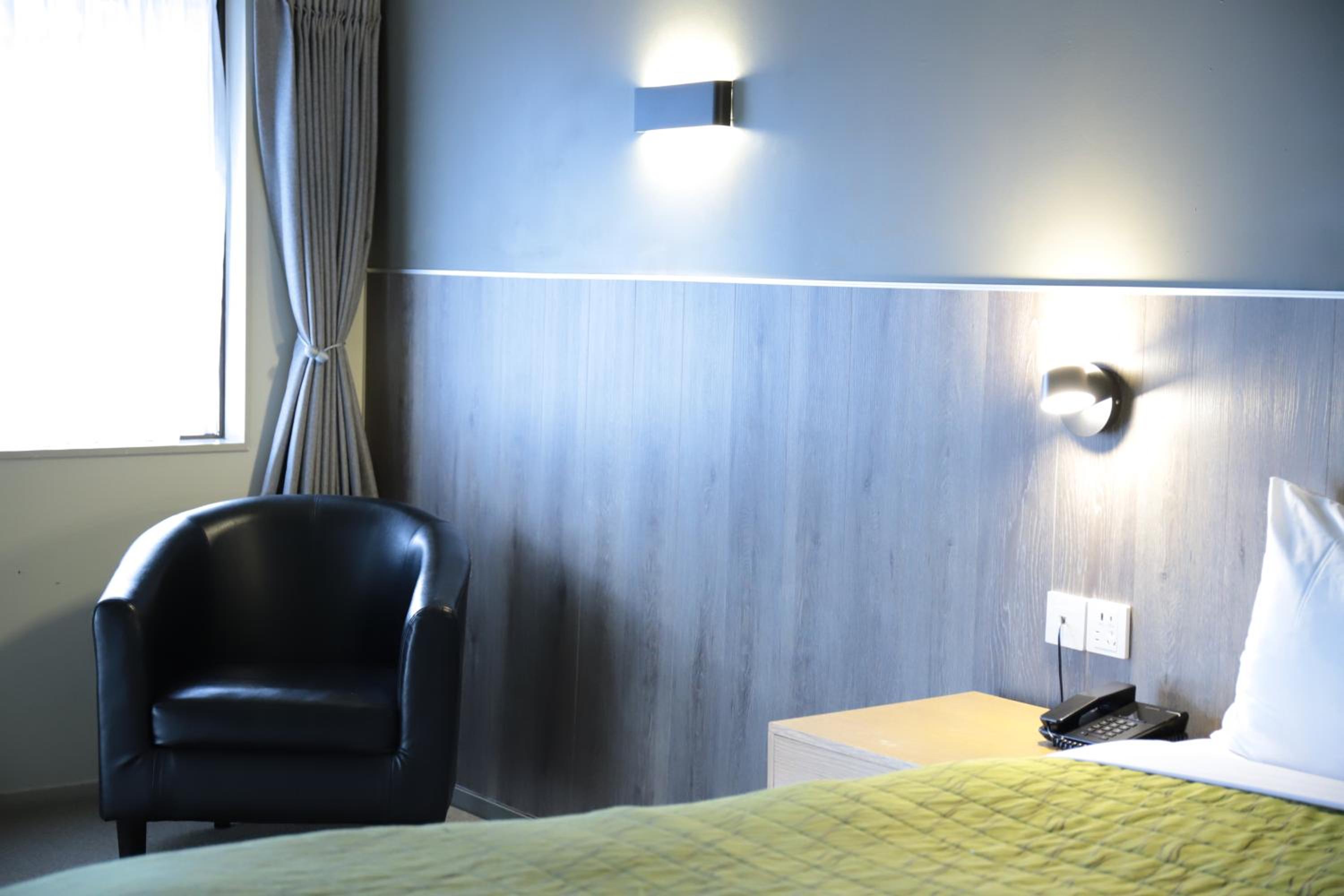 Airport Manor Inn