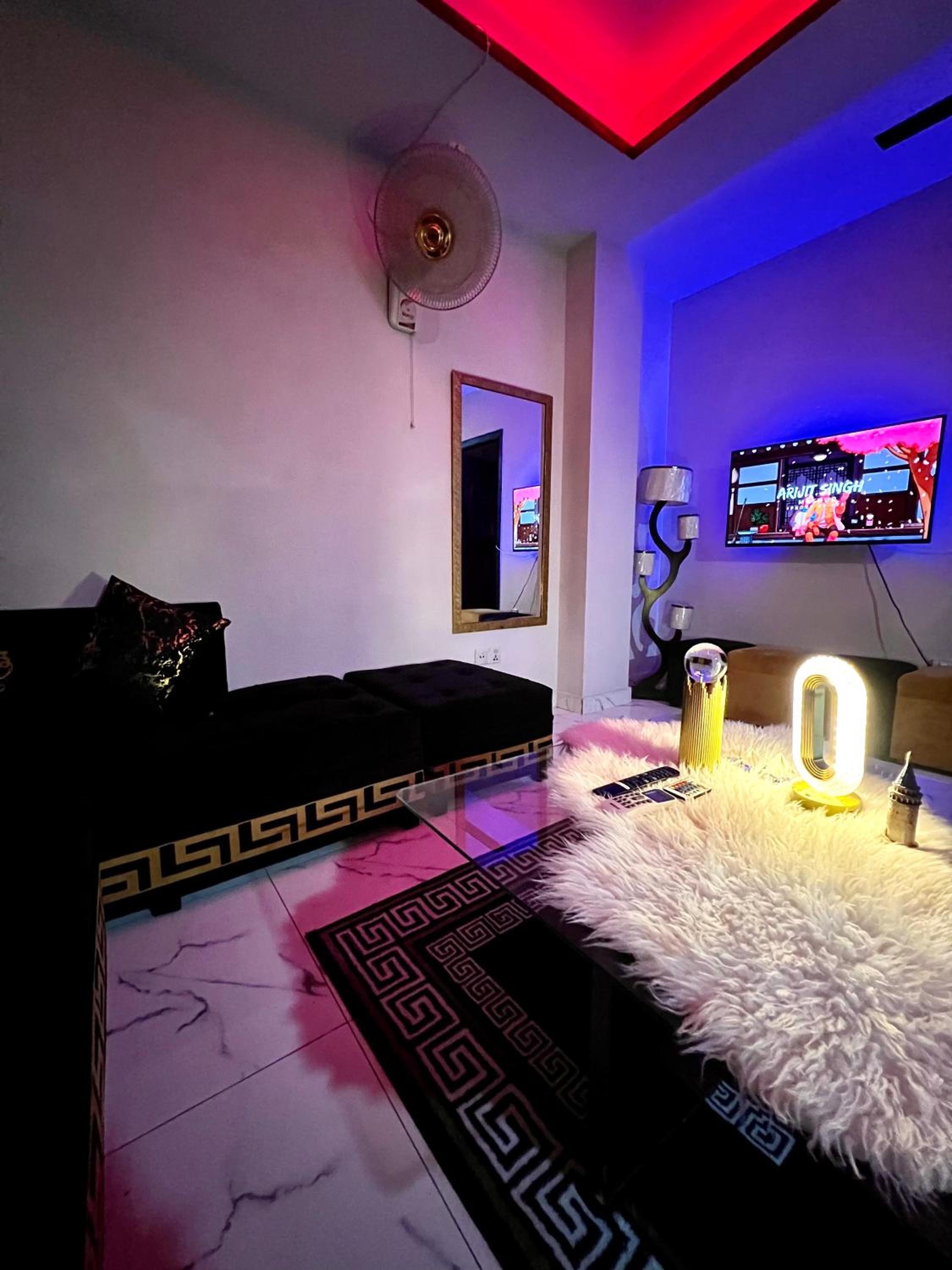 Luxury Versace Apartment Islamabad Netflix Secure