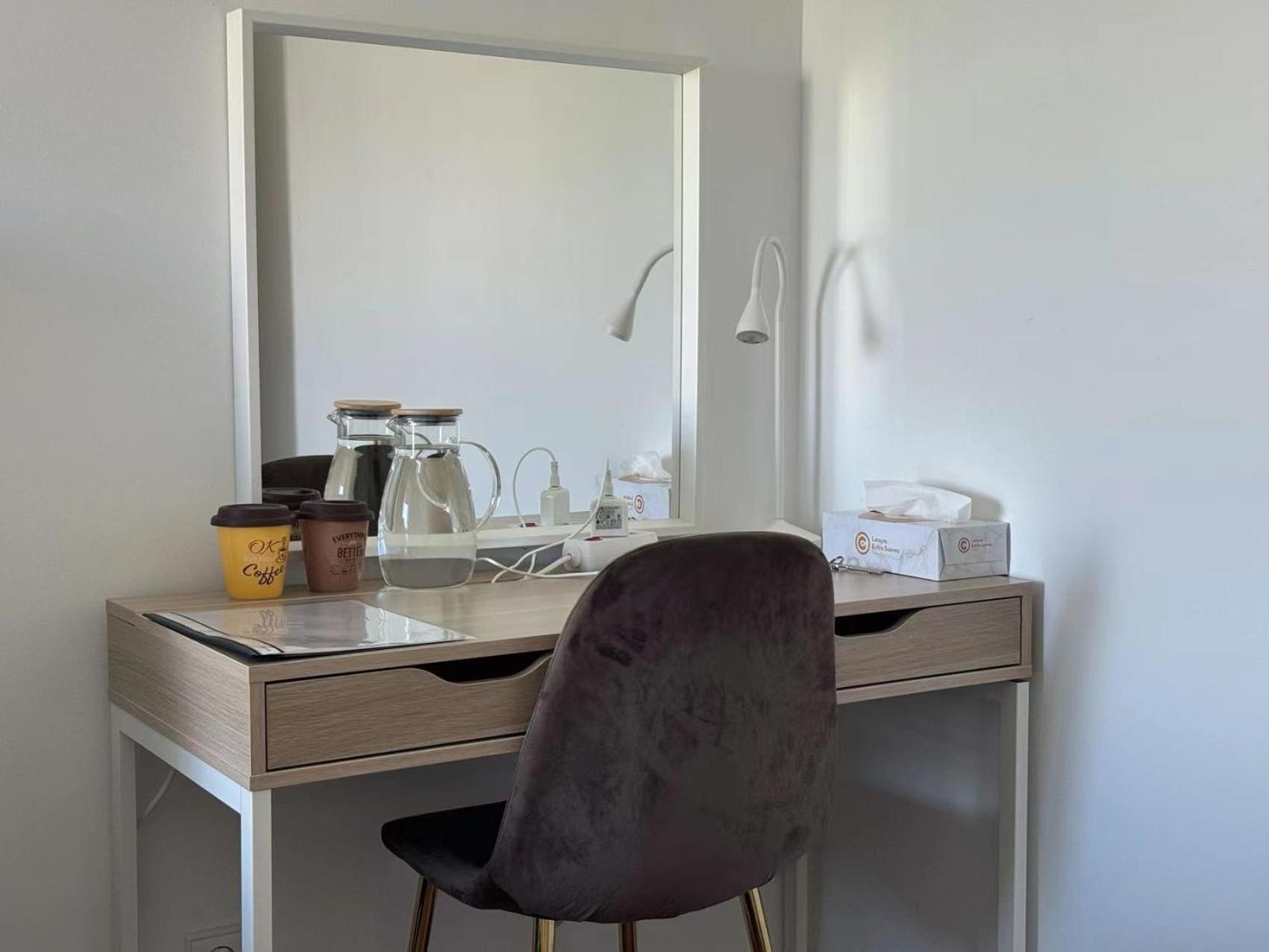 Comfy Room near Metro & Airport view 5