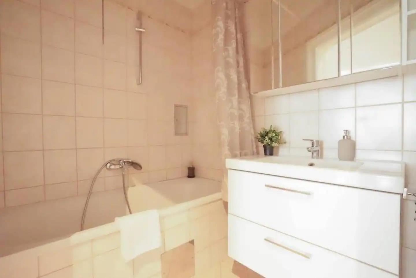 Large Apartment near AKH, 3 Min to Metro