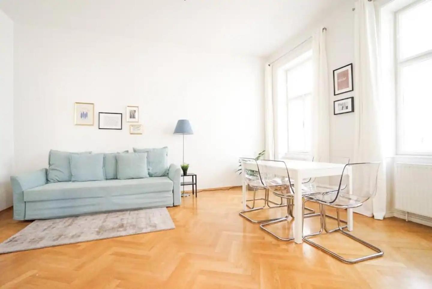 Large Apartment near AKH, 3 Min to Metro