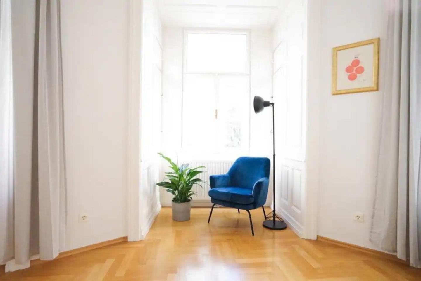 Large Apartment near AKH, 3 Min to Metro