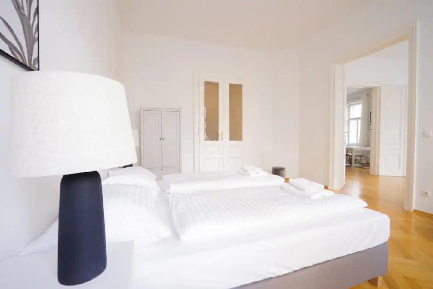 Large Apartment near AKH, 3 Min to Metro