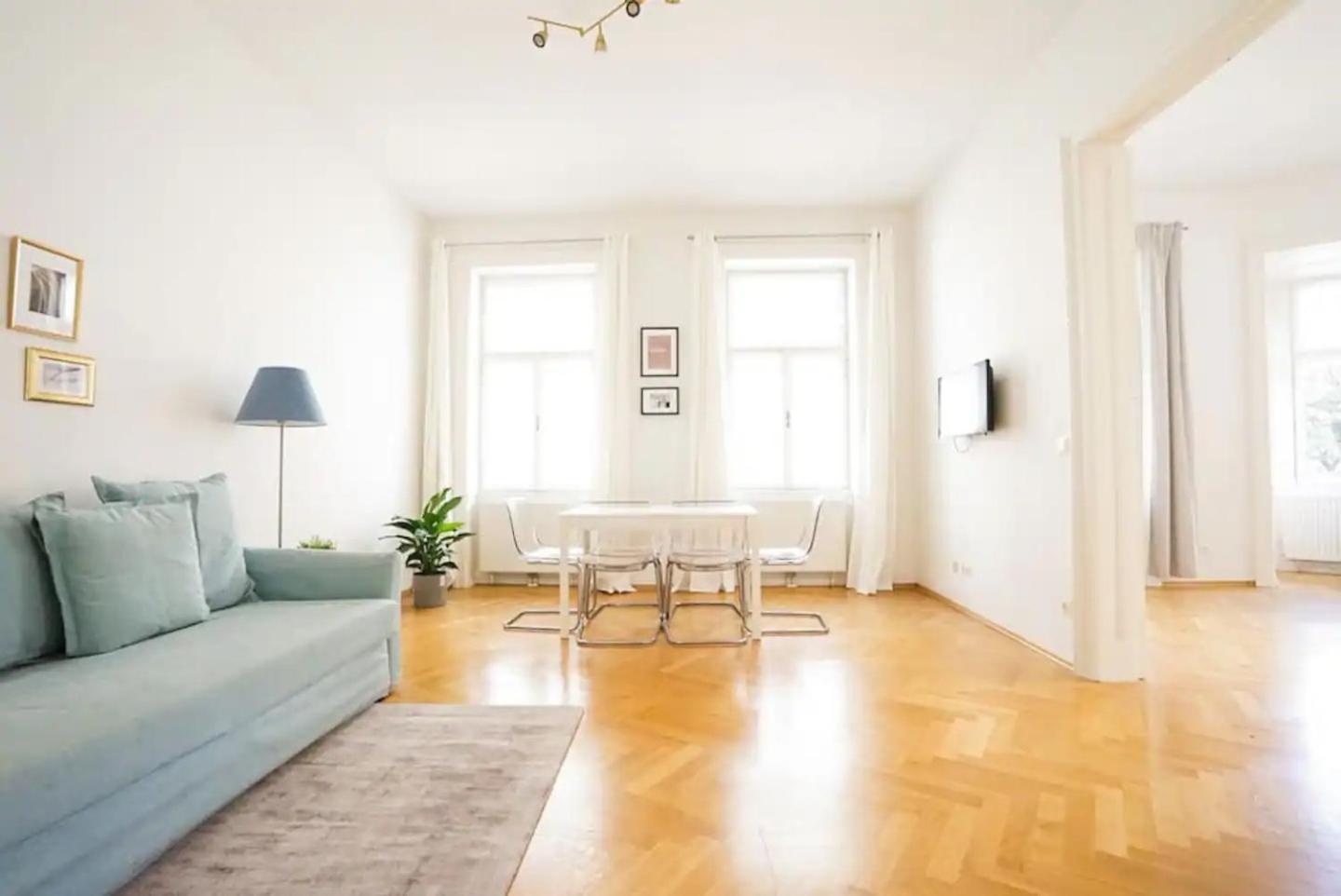 Large Apartment near AKH, 3 Min to Metro