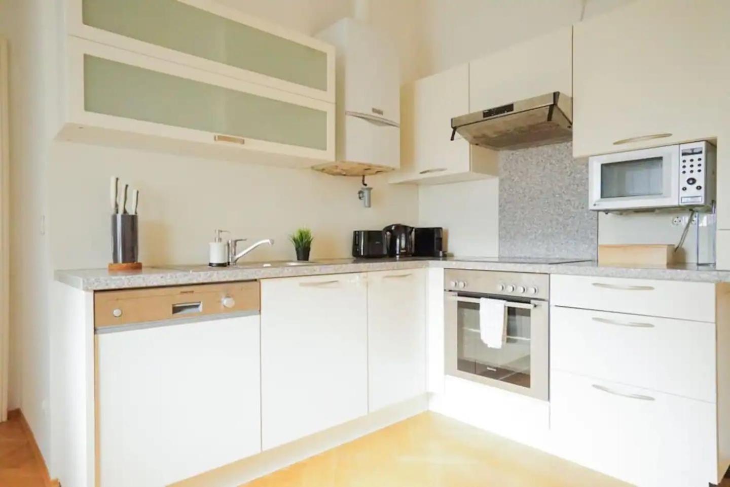 Large Apartment near AKH, 3 Min to Metro