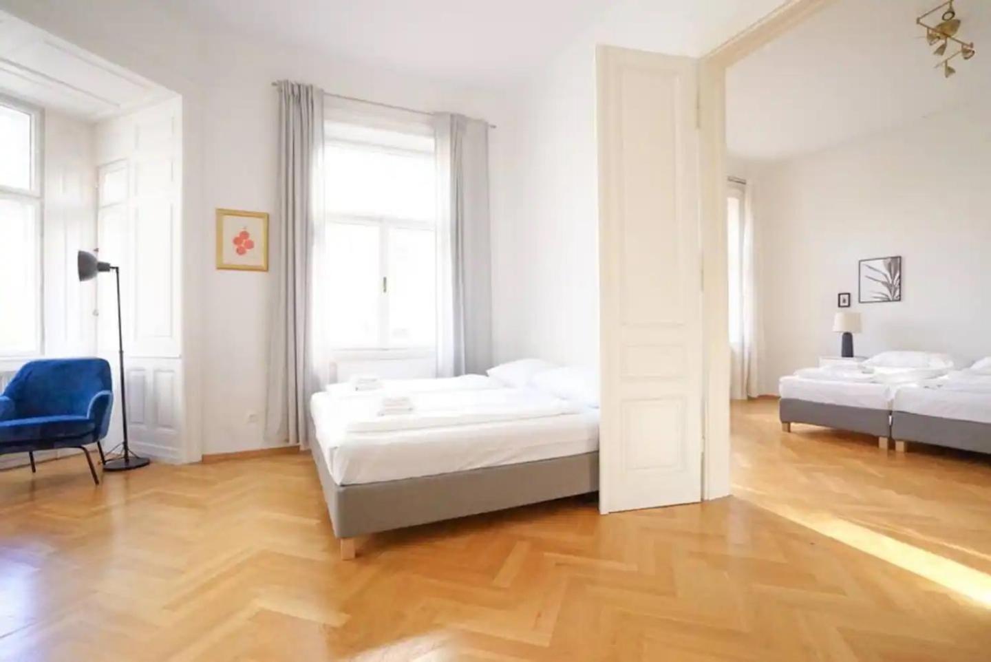 Large Apartment near AKH, 3 Min to Metro