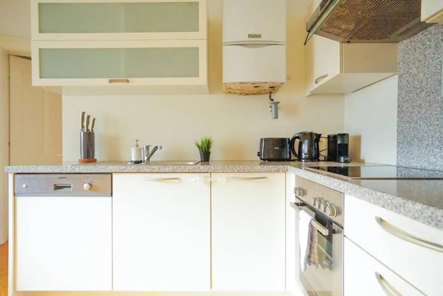 Large Apartment near AKH, 3 Min to Metro