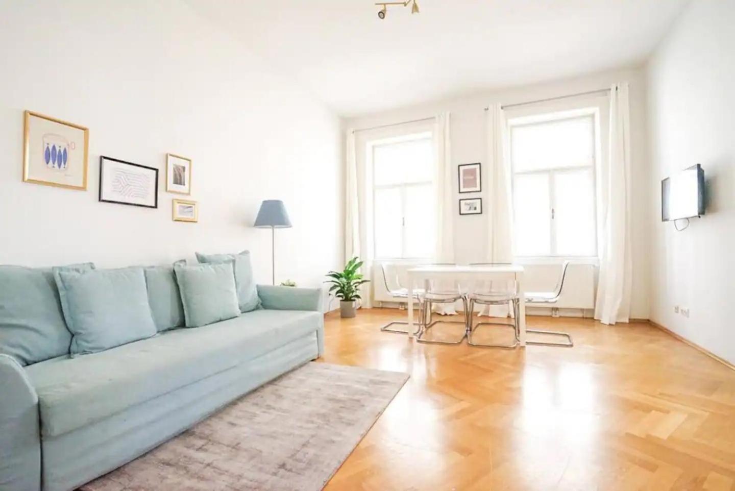 Large Apartment near AKH, 3 Min to Metro
