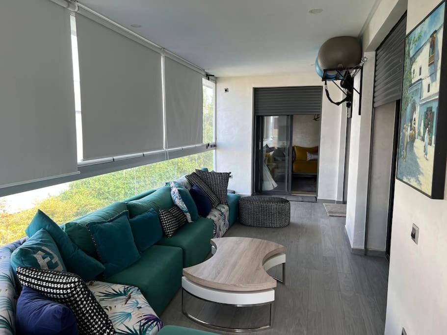 Plongez dans le luxe appartement avec piscine view 4