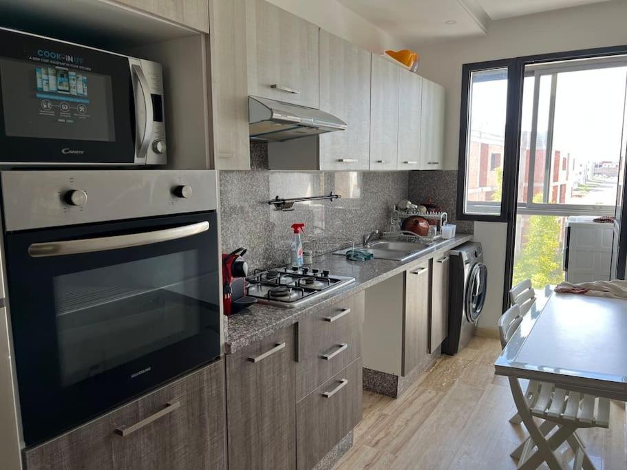 Plongez dans le luxe appartement avec piscine view 5