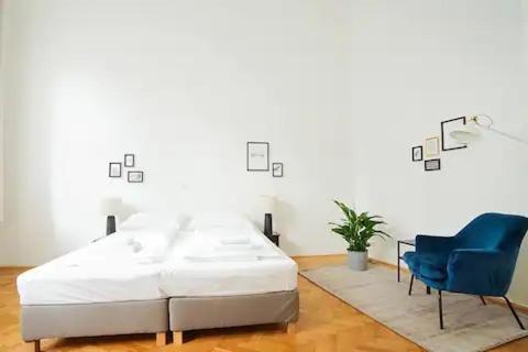 Large Apartment near AKH, 3 Min to Metro