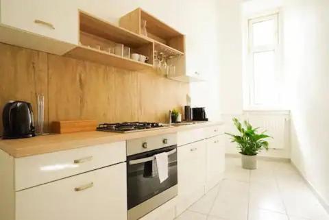 Large Apartment near AKH, 3 Min to Metro