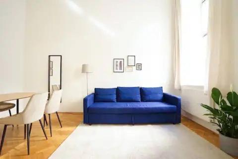 Large Apartment near AKH, 3 Min to Metro