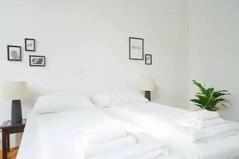 Large Apartment near AKH, 3 Min to Metro