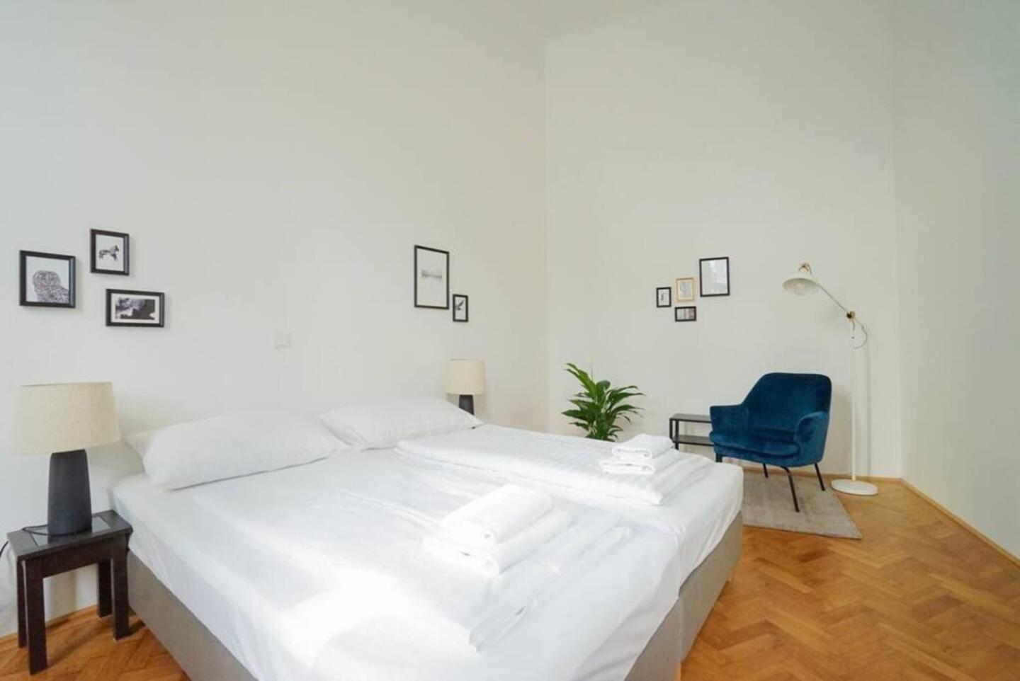 Large Apartment near AKH, 3 Min to Metro