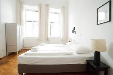 Large Apartment near AKH, 3 Min to Metro