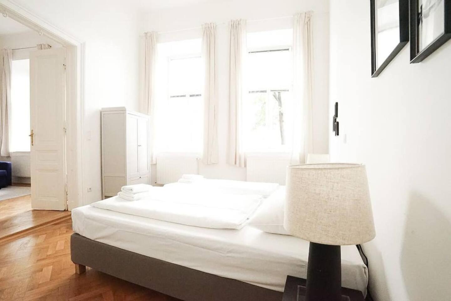 Large Apartment near AKH, 3 Min to Metro