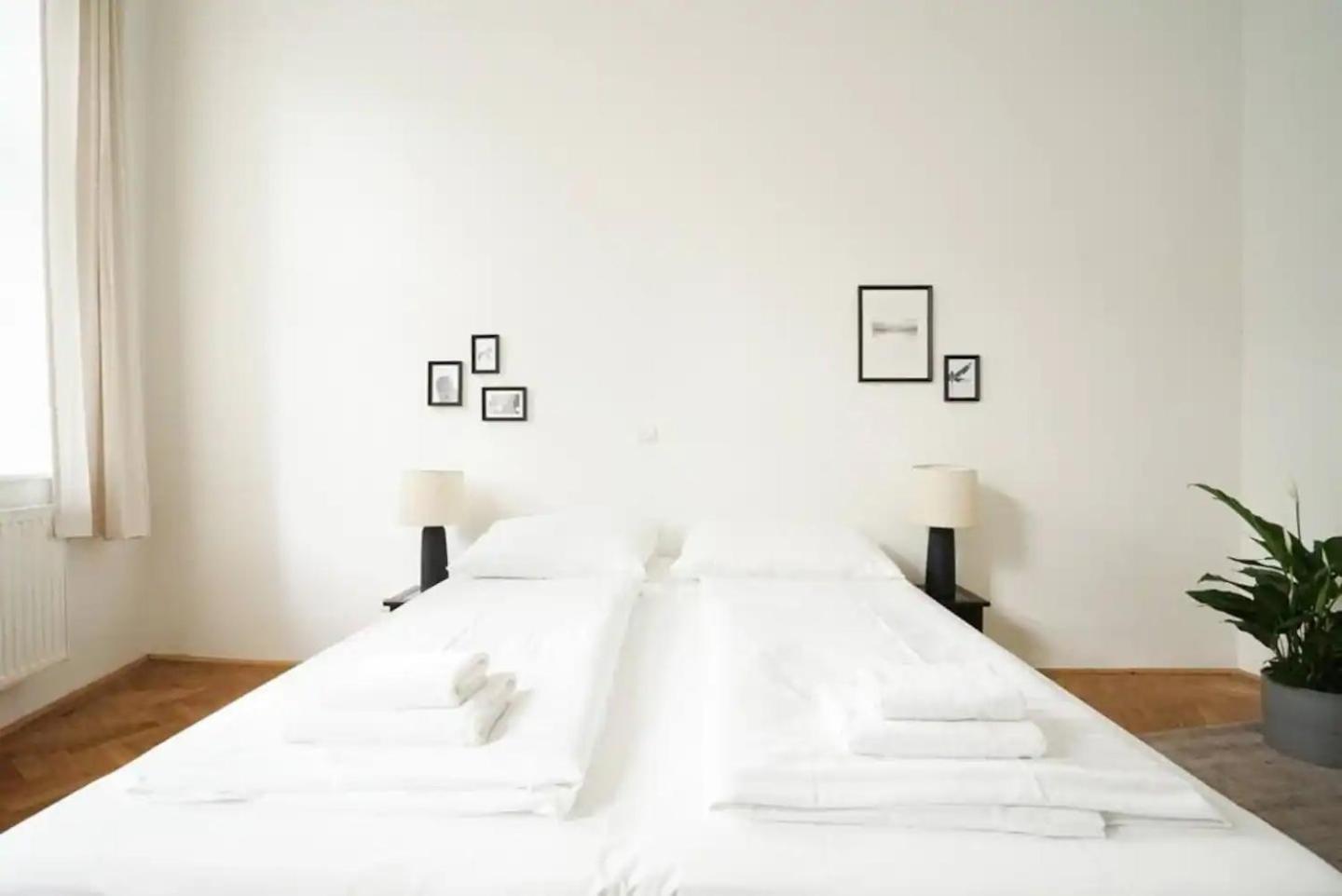 Large Apartment near AKH, 3 Min to Metro