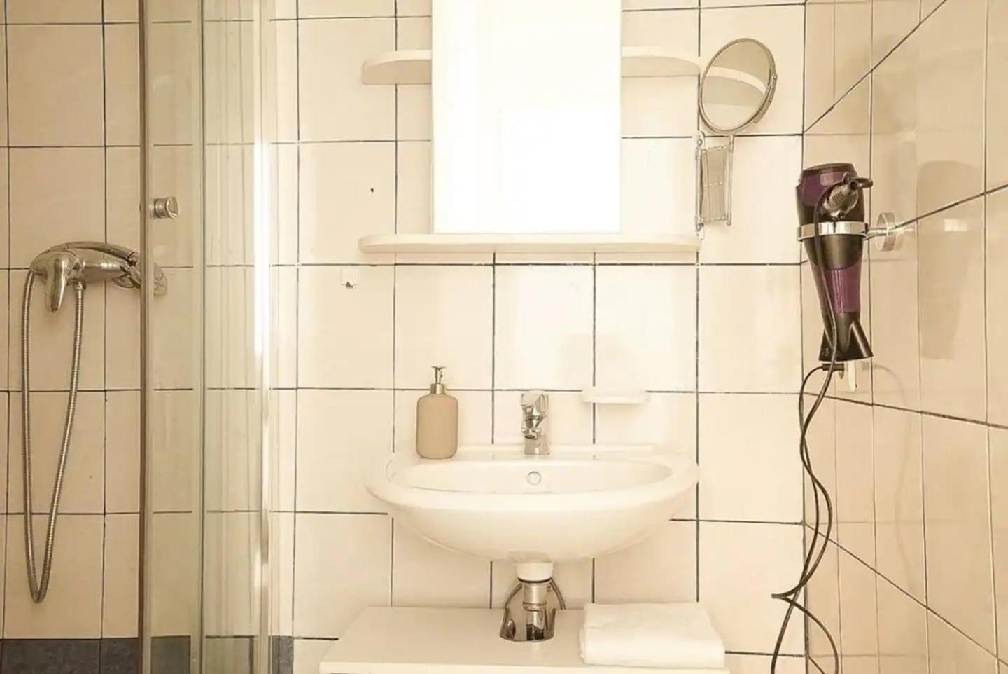 Large Apartment near AKH, 3 Min to Metro