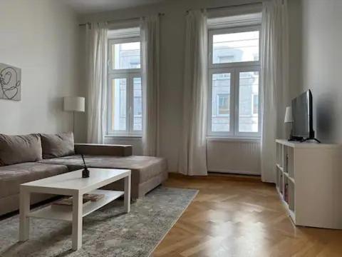 Large Apartment near AKH, 3 Min to Metro