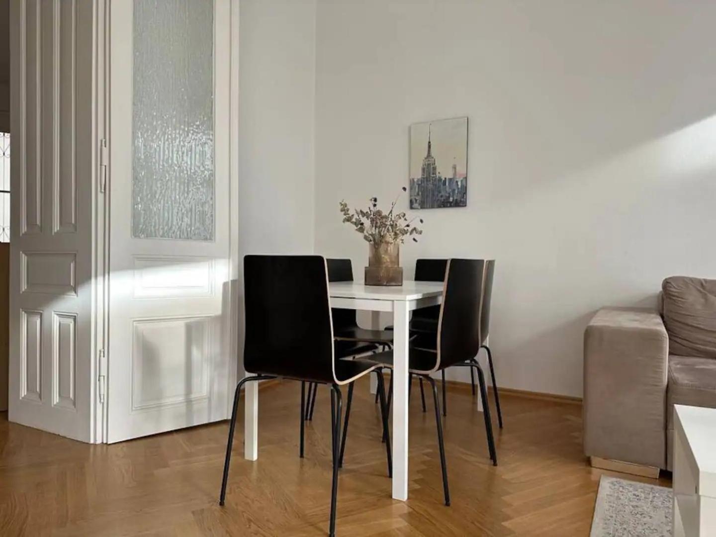 Large Apartment near AKH, 3 Min to Metro