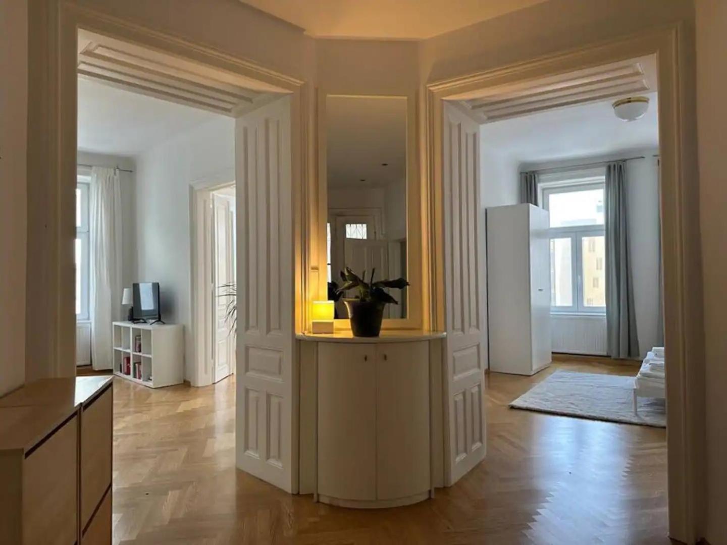 Large Apartment near AKH, 3 Min to Metro