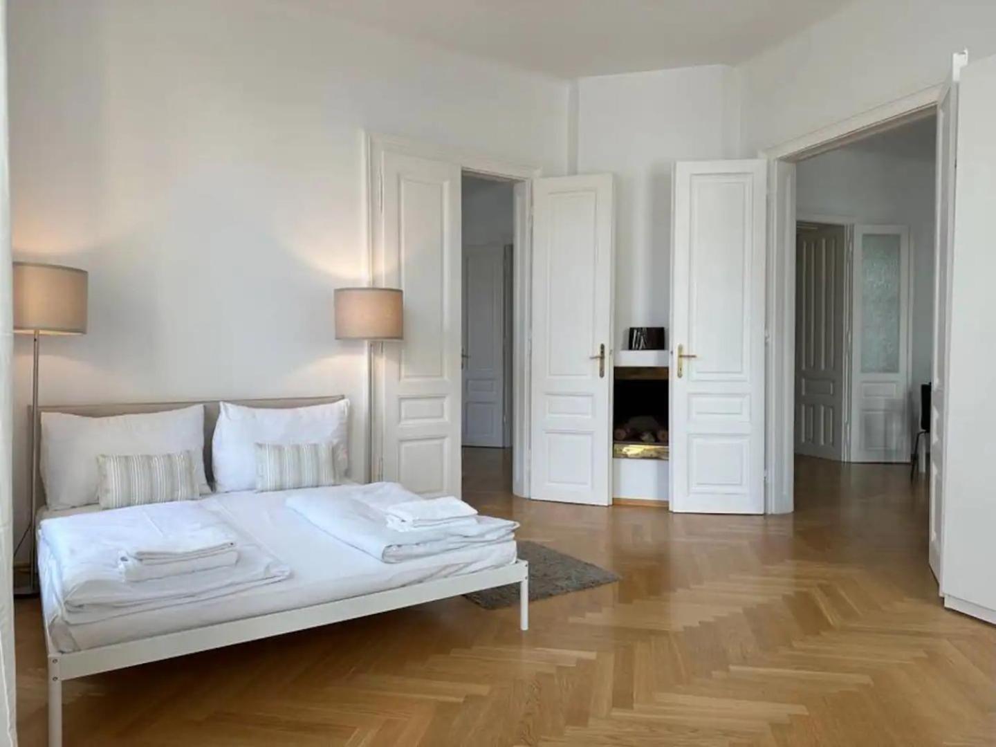 Large Apartment near AKH, 3 Min to Metro