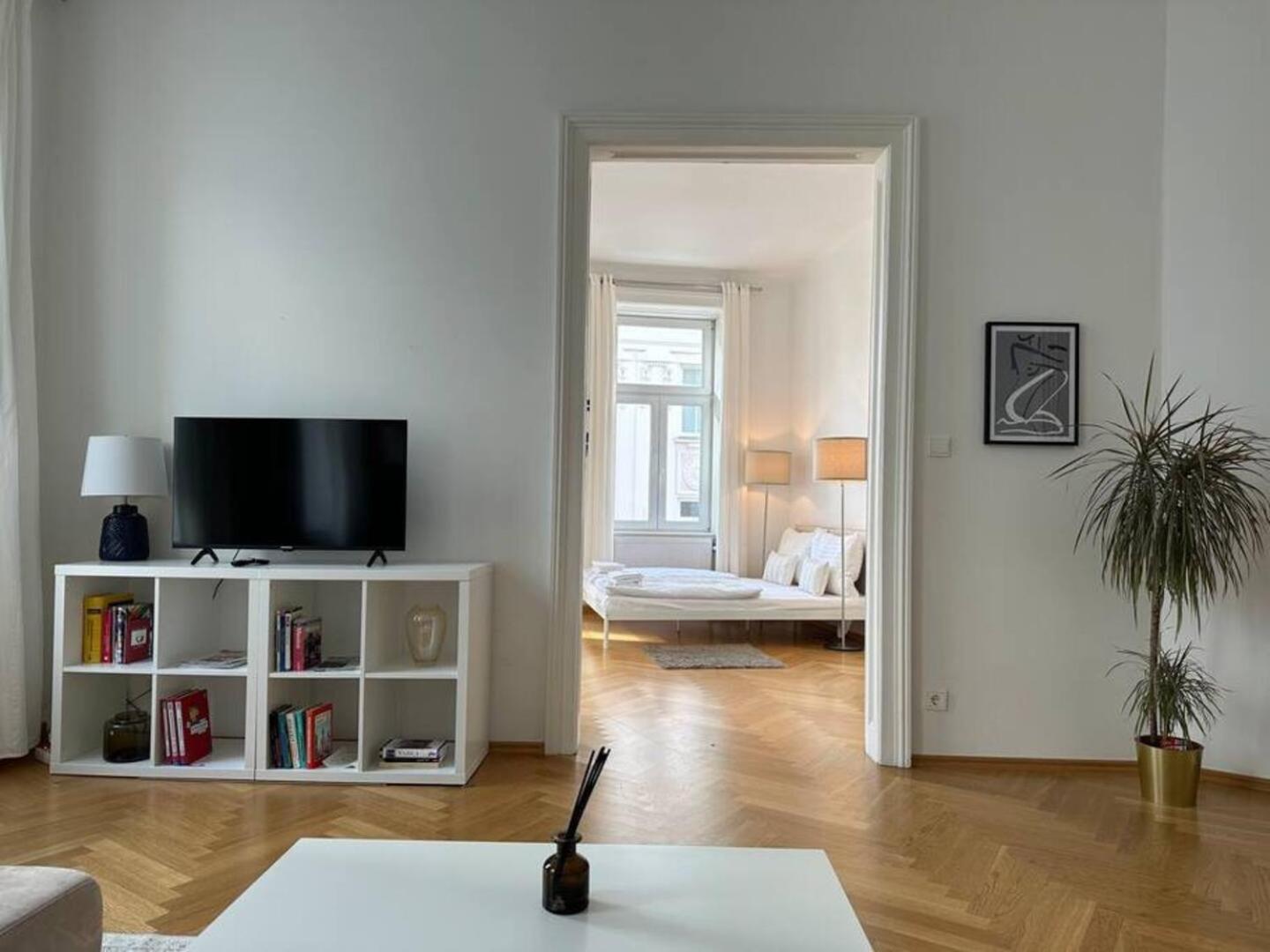 Large Apartment near AKH, 3 Min to Metro
