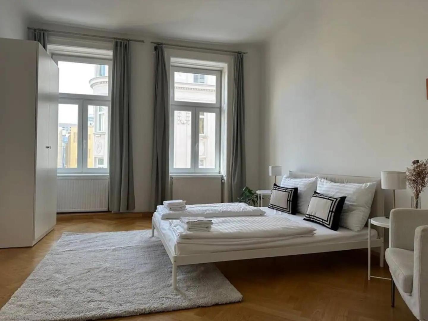 Large Apartment near AKH, 3 Min to Metro