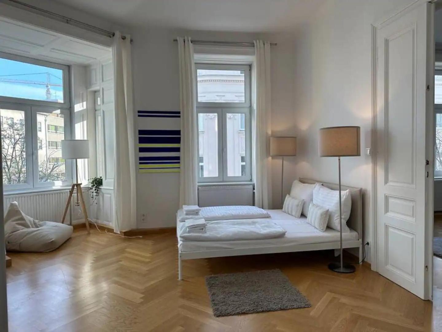Large Apartment near AKH, 3 Min to Metro